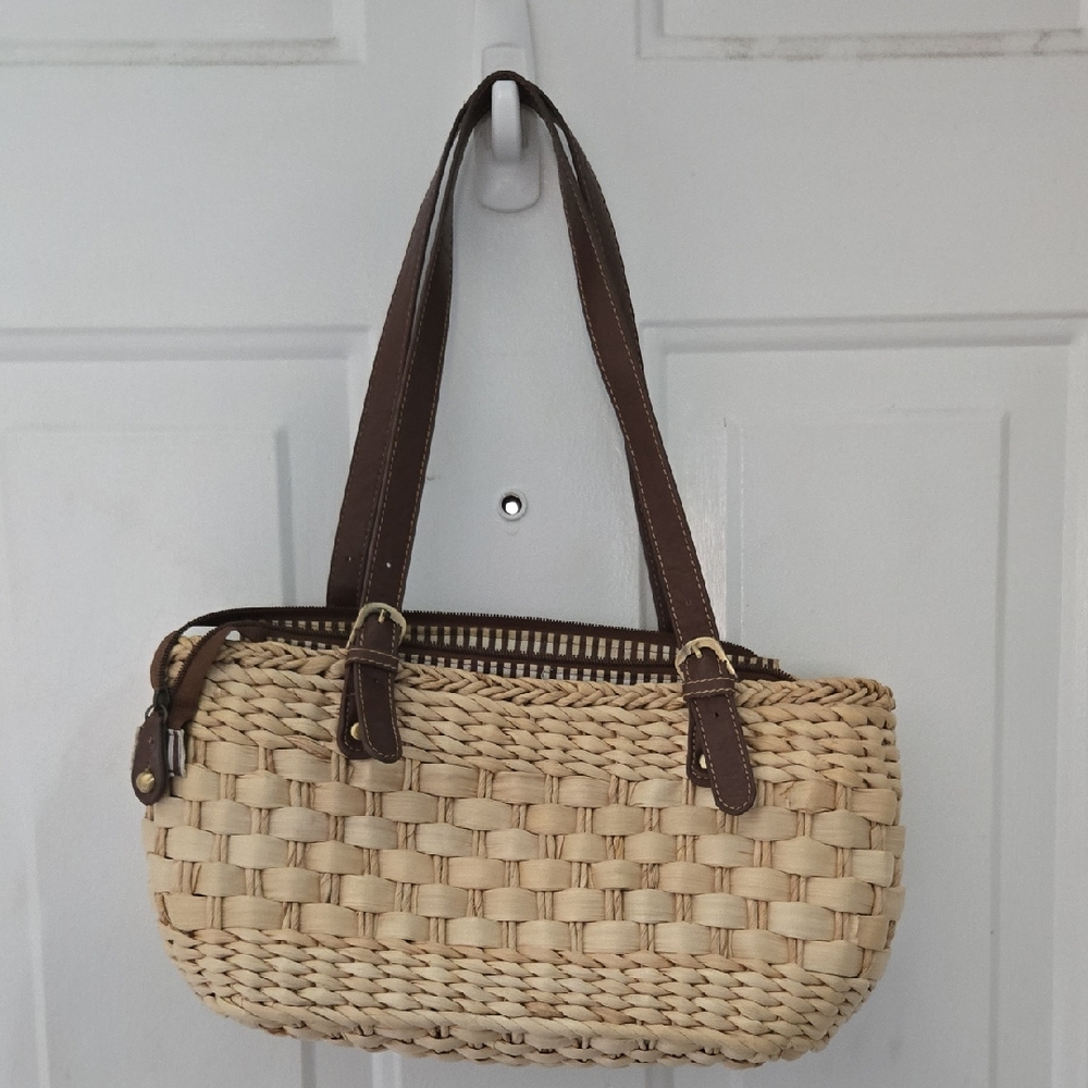Elegant Woven Shoulder Bag with Brown Straps